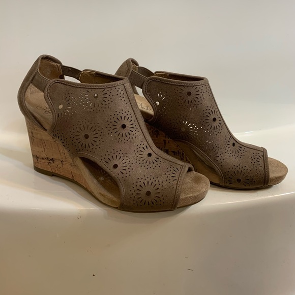 7.5 Life Stride Tan Cutout Wedges - Picture 3 of 7